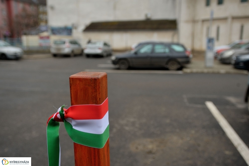 Univerzum Üzletház mögötti felújított parkoló átadása