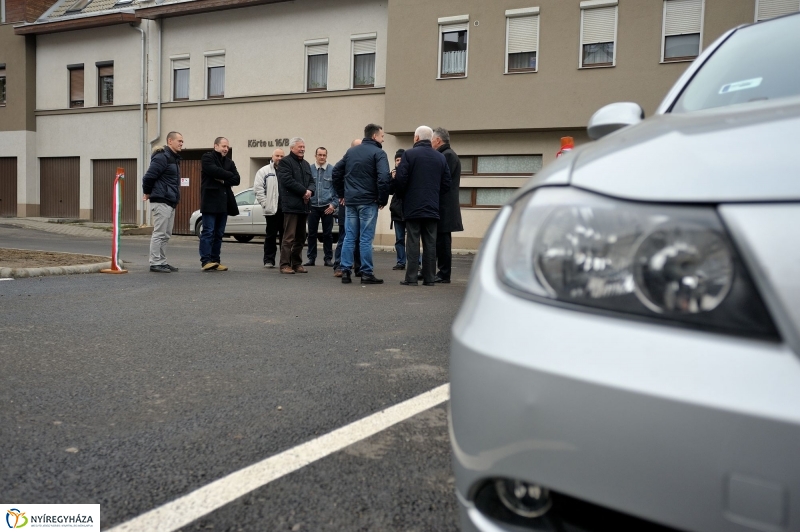 Univerzum Üzletház mögötti felújított parkoló átadása