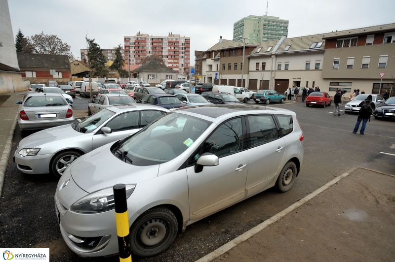 Univerzum Üzletház mögötti felújított parkoló átadása