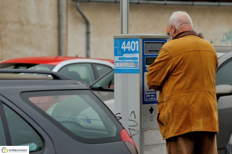 Univerzum Üzletház mögötti felújított parkoló átadása