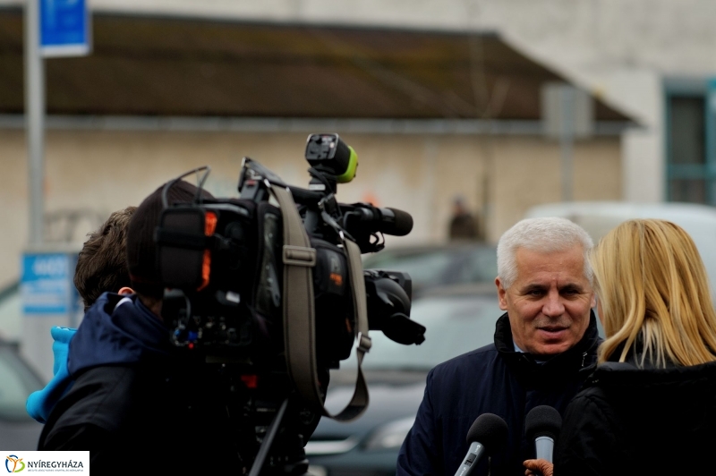 Univerzum Üzletház mögötti felújított parkoló átadása