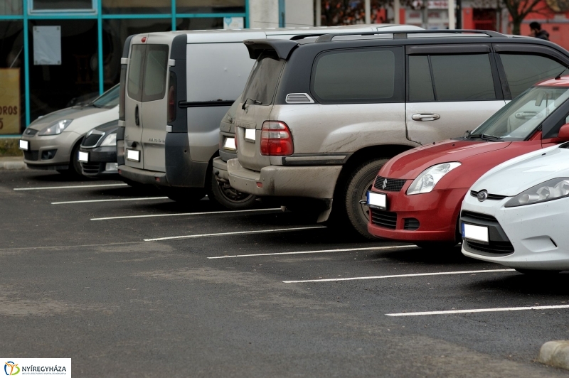 Univerzum Üzletház mögötti felújított parkoló átadása