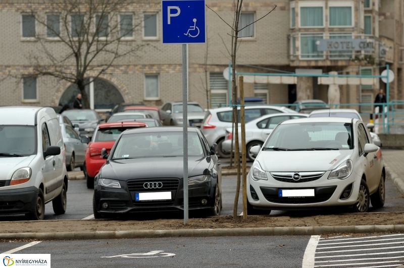 Univerzum Üzletház mögötti felújított parkoló átadása