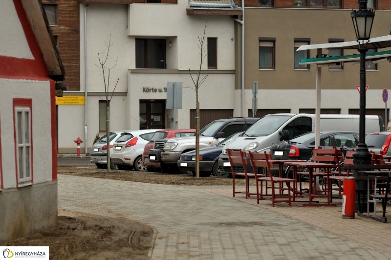 Univerzum Üzletház mögötti felújított parkoló átadása