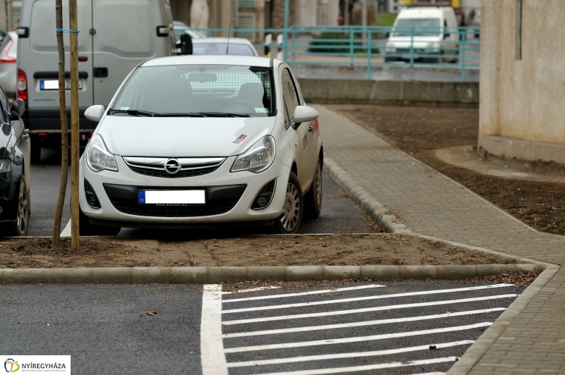 Univerzum Üzletház mögötti felújított parkoló átadása