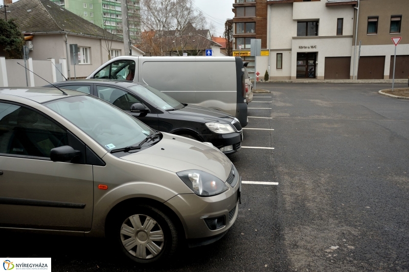Univerzum Üzletház mögötti felújított parkoló átadása