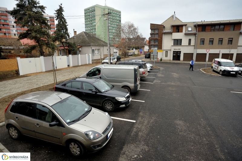 Univerzum Üzletház mögötti felújított parkoló átadása