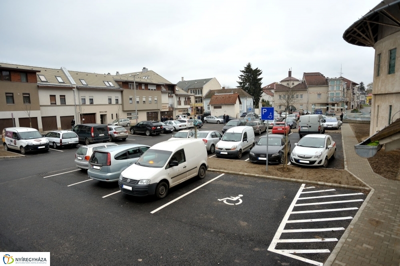 Univerzum Üzletház mögötti felújított parkoló átadása