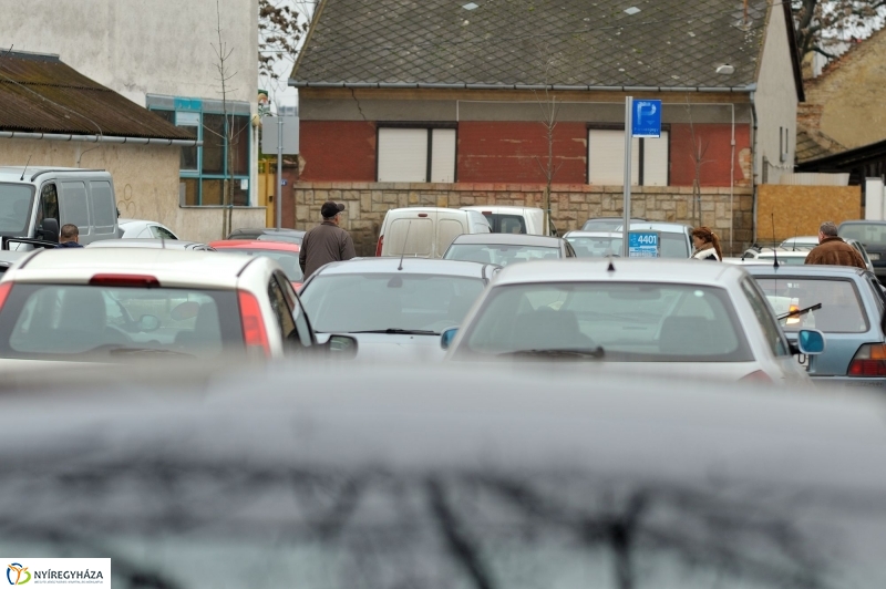 Univerzum Üzletház mögötti felújított parkoló átadása