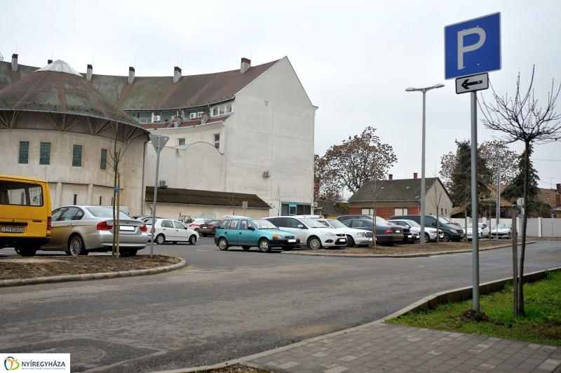 Univerzum Üzletház mögötti felújított parkoló átadása