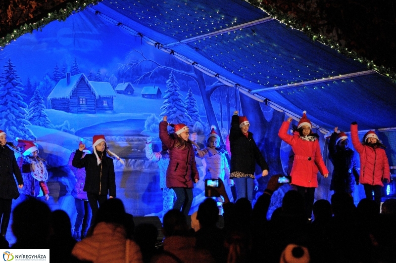 Adventi program a Kossuth téren