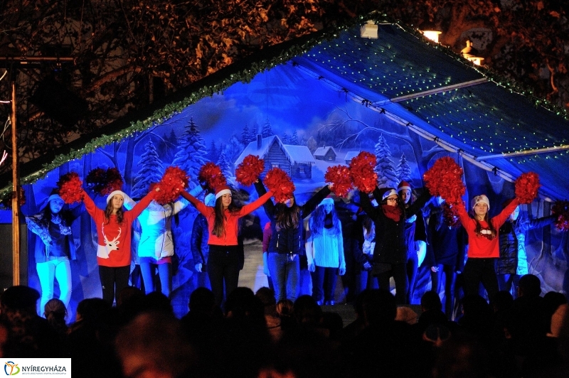 Adventi program a Kossuth téren