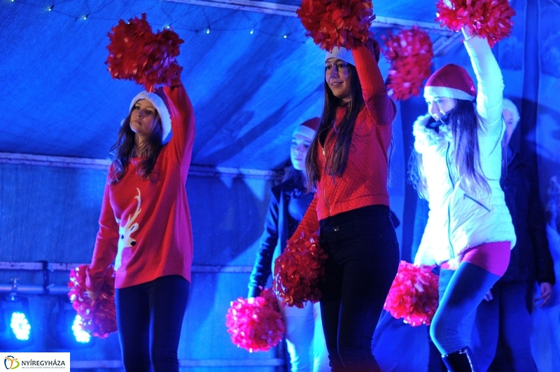 Adventi program a Kossuth téren