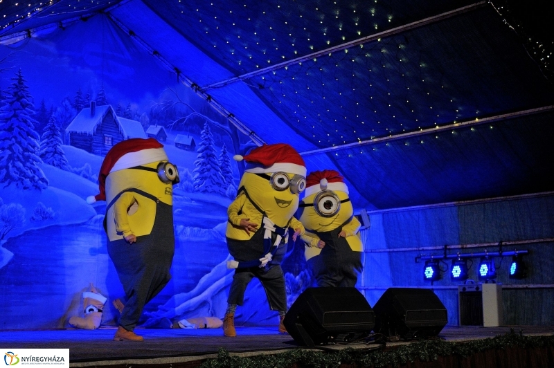 Adventi program a Kossuth téren