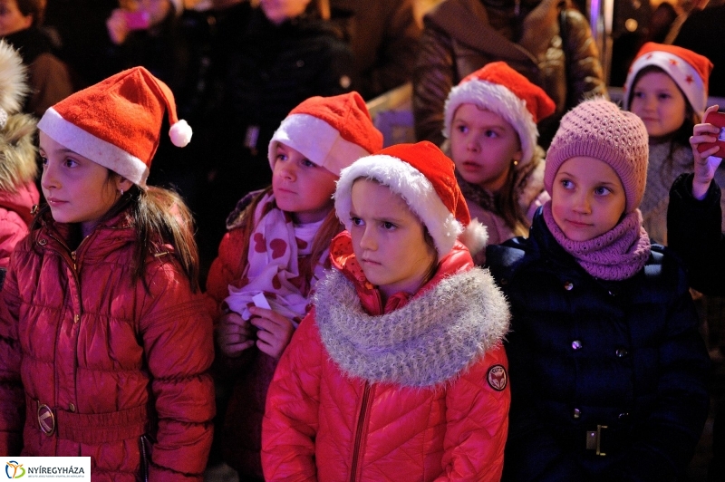 Adventi program a Kossuth téren