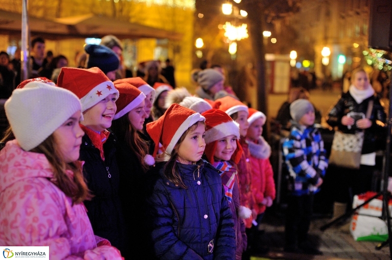 Adventi program a Kossuth téren