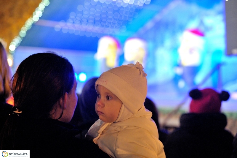 Adventi program a Kossuth téren