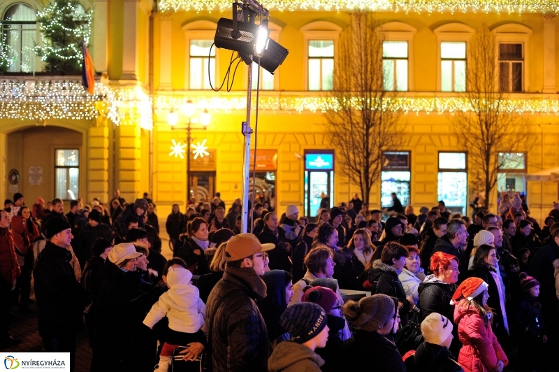 Adventi program a Kossuth téren