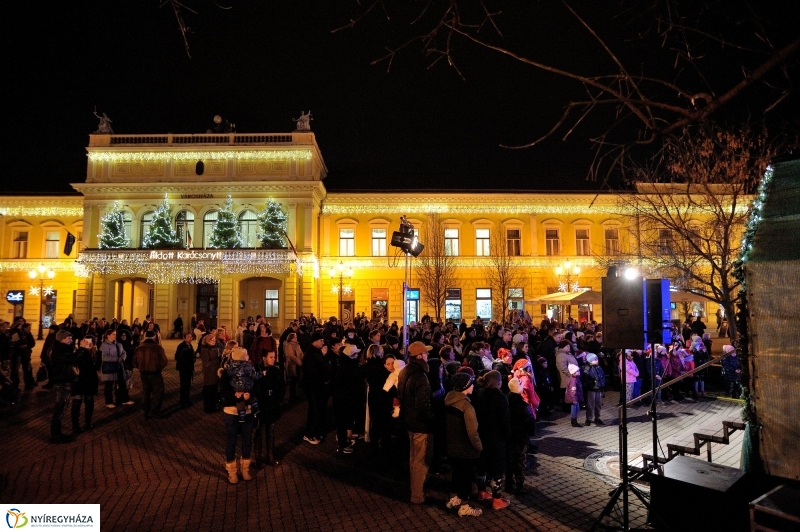 Adventi program a Kossuth téren
