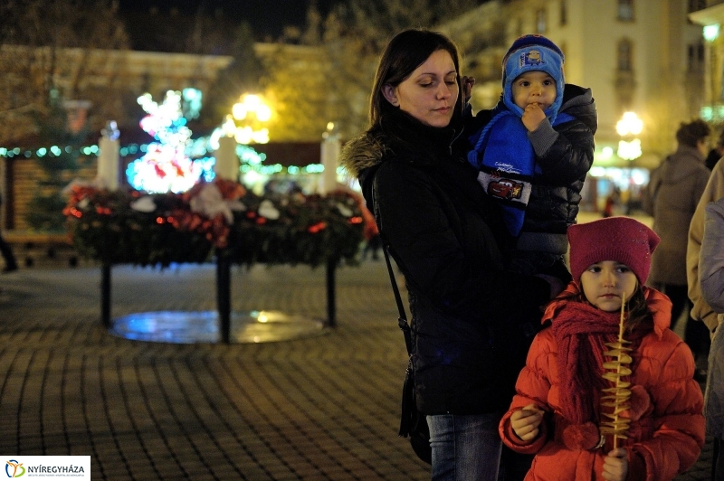 Adventi program a Kossuth téren