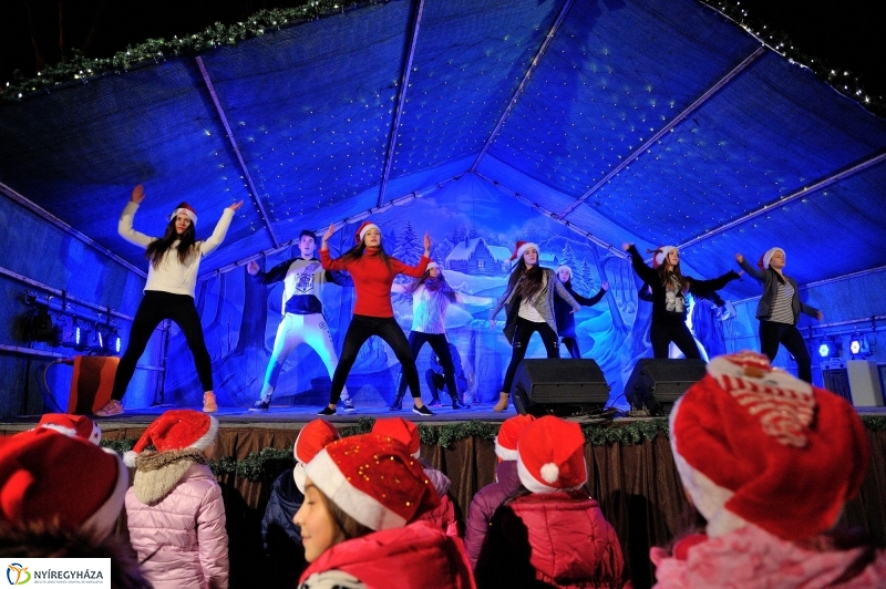 Adventi program a Kossuth téren