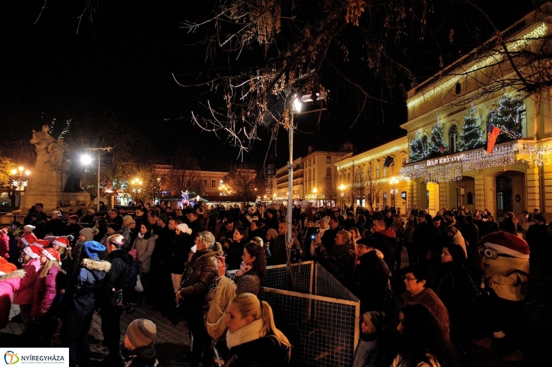 Adventi program a Kossuth téren