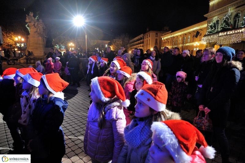 Adventi program a Kossuth téren