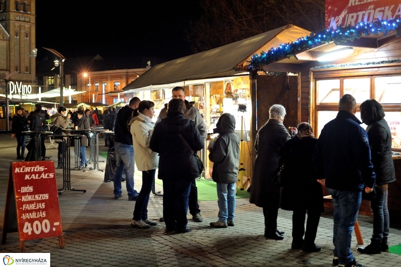 Adventi program a Kossuth téren