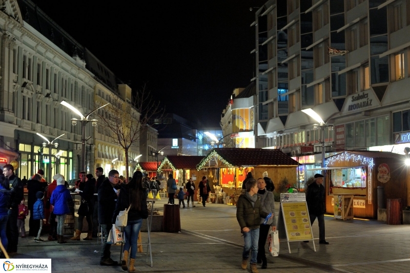 Adventi program a Kossuth téren