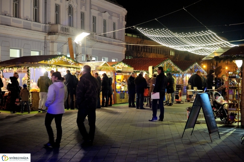 Adventi program a Kossuth téren