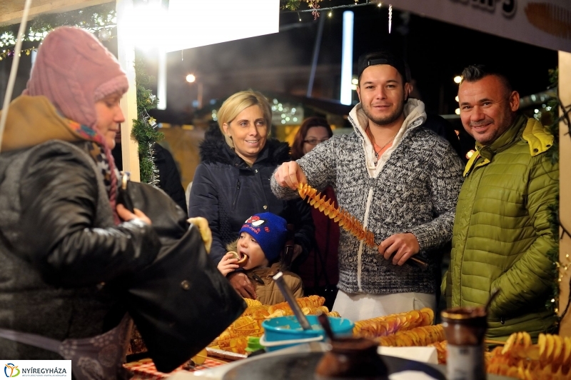 Adventi program a Kossuth téren