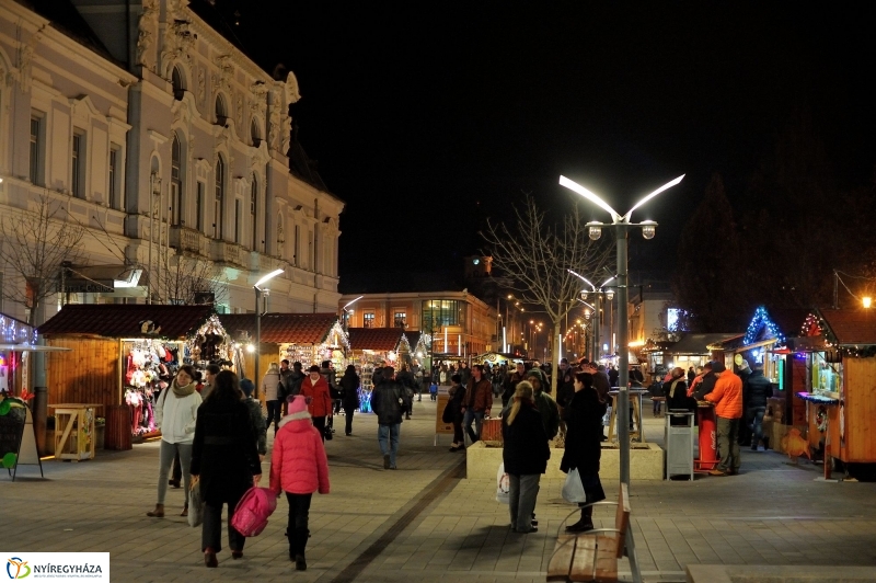 Adventi program a Kossuth téren