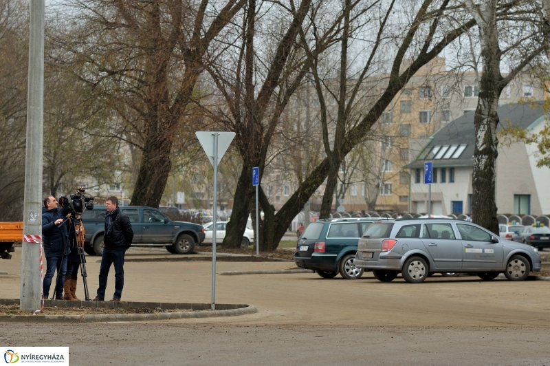 Új parkoló és dísztér Örökösföldön