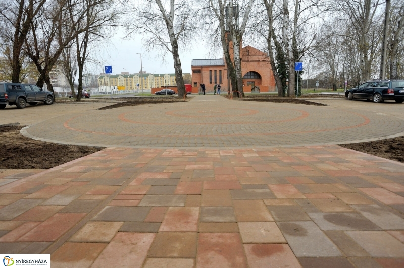 Új parkoló és dísztér Örökösföldön