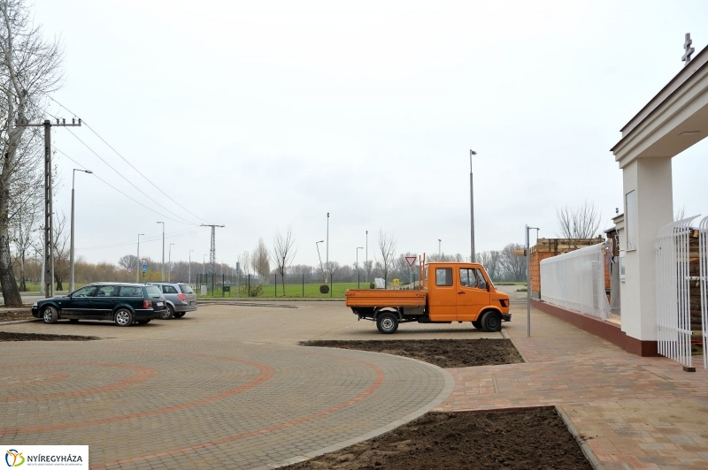 Új parkoló és dísztér Örökösföldön