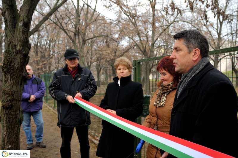 Átadták a kutyafuttatót a Jósavárosban