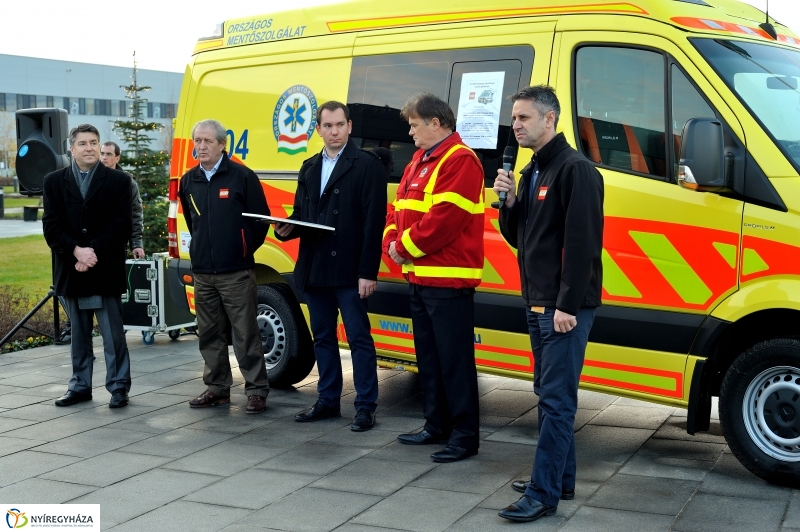 Mentőautó adomány a LEGO-tól