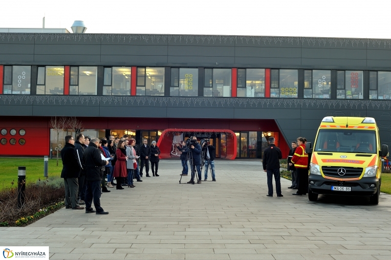 Mentőautó adomány a LEGO-tól