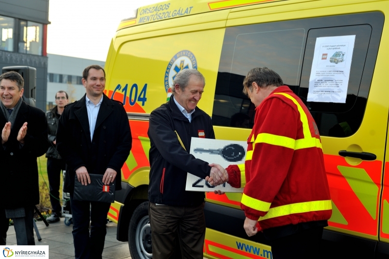 Mentőautó adomány a LEGO-tól