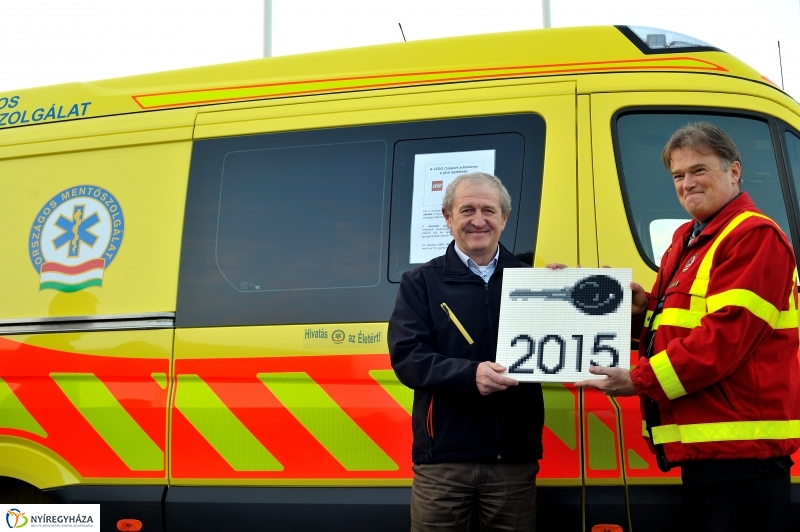 Mentőautó adomány a LEGO-tól