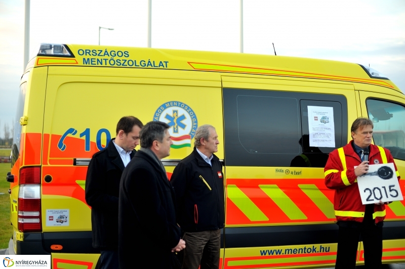 Mentőautó adomány a LEGO-tól