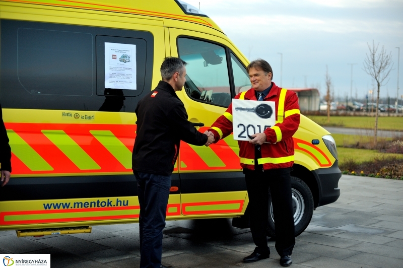 Mentőautó adomány a LEGO-tól