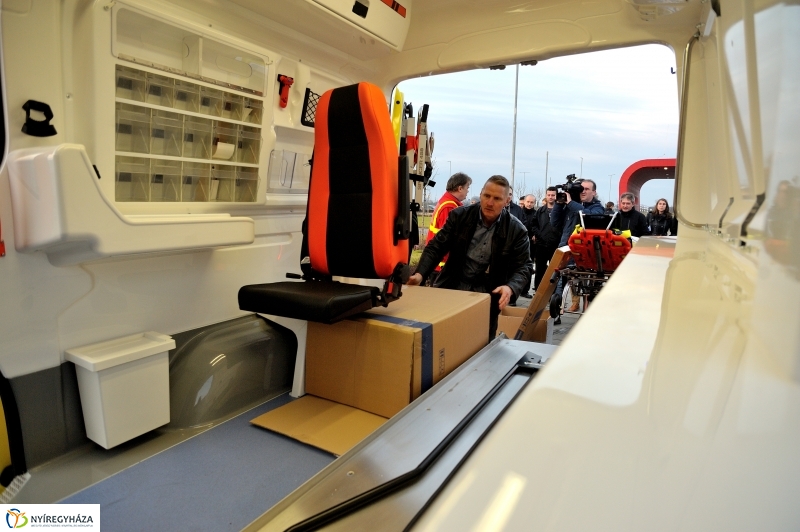 Mentőautó adomány a LEGO-tól