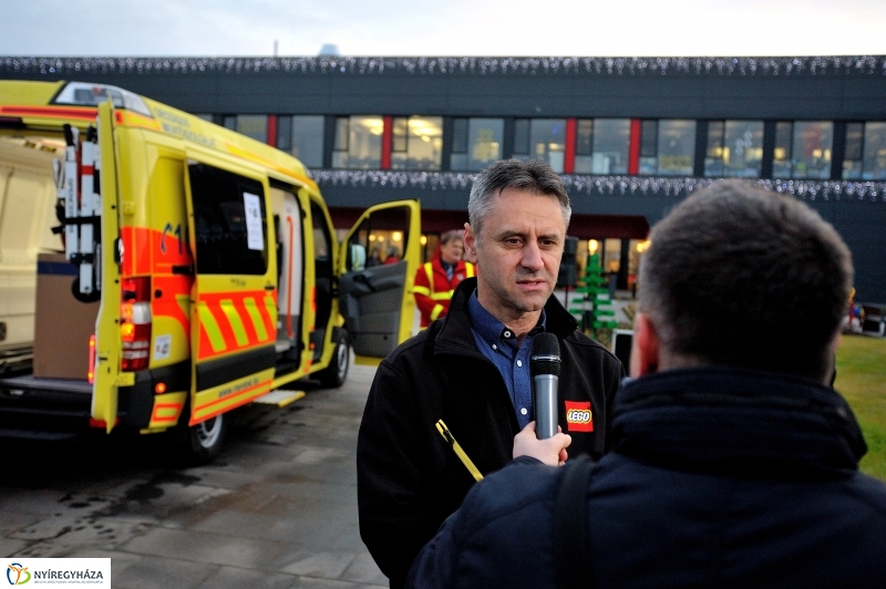 Mentőautó adomány a LEGO-tól