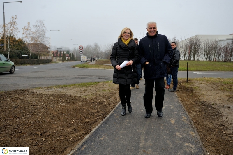 Járdaátadás a 4-es Huszárok útján