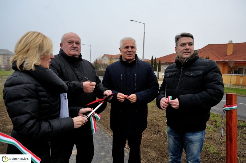 Járdaátadás a 4-es Huszárok útján