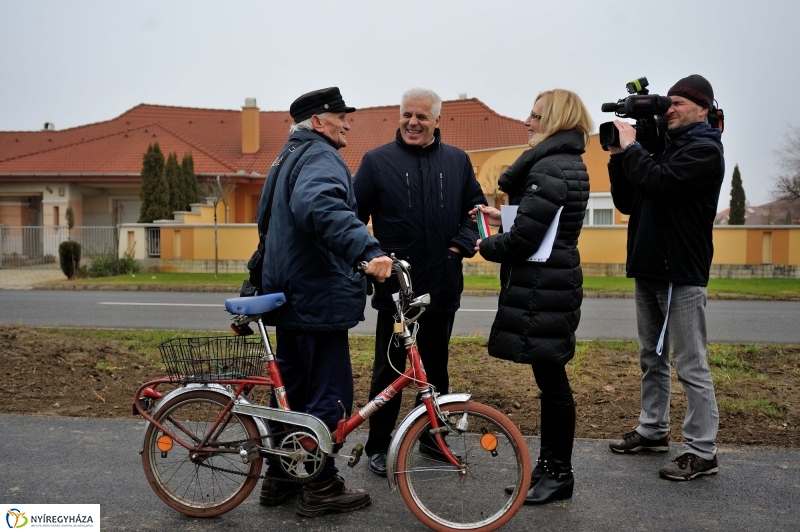 Járdaátadás a 4-es Huszárok útján