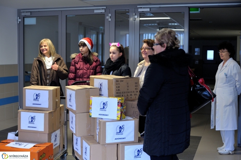Adomány a kórháznak a Bem iskolától