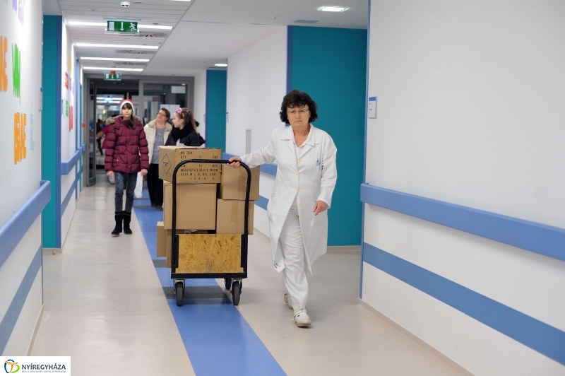 Adomány a kórháznak a Bem iskolától