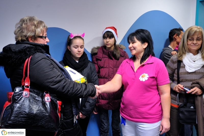 Adomány a kórháznak a Bem iskolától